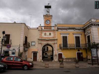 Arriviamo quindi davanti all�arco d�ingresso del centro storico, all�incrocio con Piazza Roma